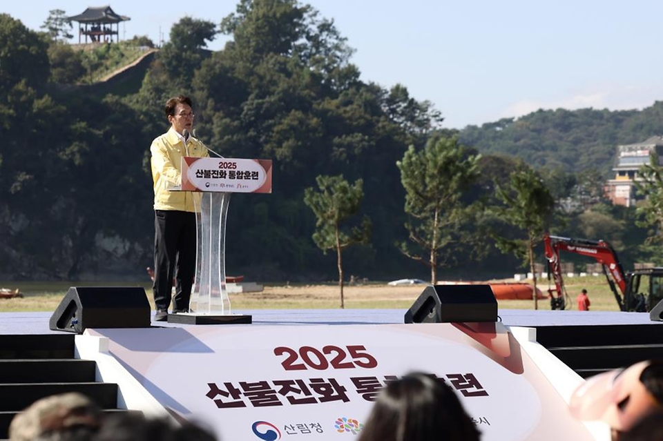 김민석 국무총리가 22일 충남 공주시 공산성 일대에서 열린 2025년 산불진화 통합훈련에 참석, 산불 진화 장비를 살펴보고 있다.