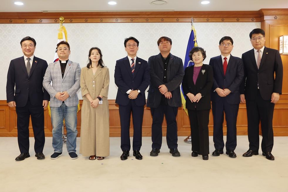 김민석 국무총리가 4일 세종대로 정부서울청사에서 이태원 참사 추모위 위원들에게 위촉장을 수여하고 있다.