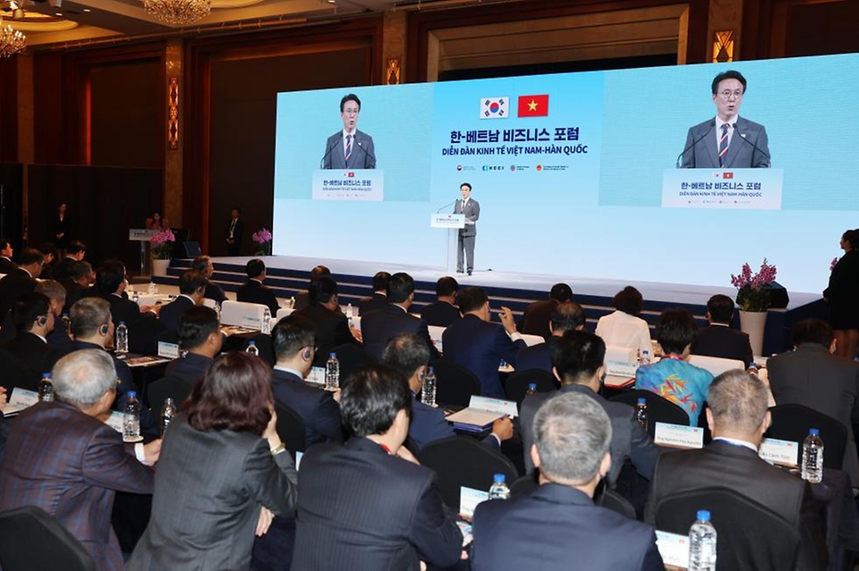 김민석 국무총리가 12일 중구 롯데호텔에서 열린 한-베트남 비즈니스 포럼에 참석, 기조연설을 하고 있다.