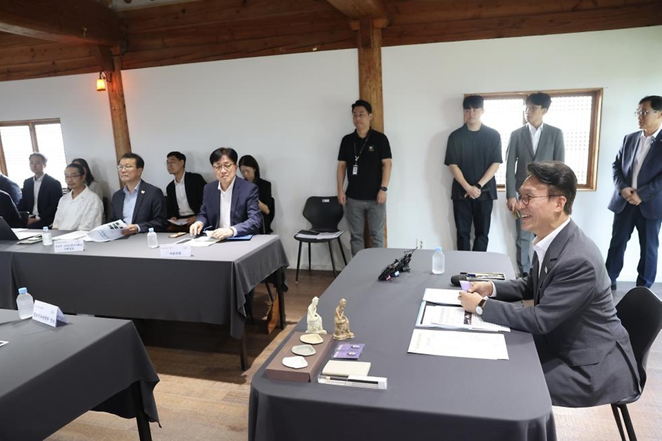 김민석 국무총리가 29일 경북 경주시 플레이스씨 갤러리에서 열린 APEC 문화·관광 분야 현장점검 회의에서 모두발언을 하고 있다.