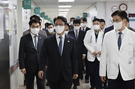 김민석 국무총리가 4일 경기도 성남시 국군수도병원을 방문, 입원 중인 병사를 위로하고 있다.