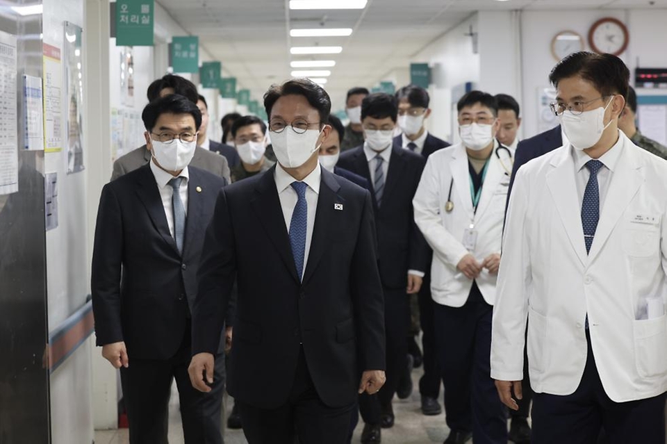 김민석 국무총리가 4일 경기도 성남시 국군수도병원을 방문, 입원 중인 병사를 위로하고 있다.