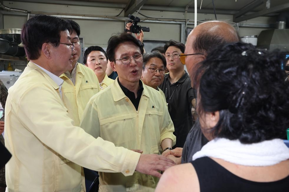 김민석 국무총리가 20일 광주 북구 신안교 일대를 찾아 침수 피해 현장을 점검하고 있다.