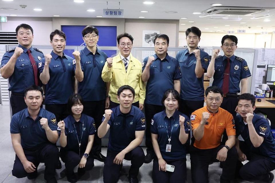 김민석 국무총리가 추석 연휴를 하루 앞둔 2일 종로구 서울경찰청 112종합상황실을 방문, 현황 점검하고 있다.