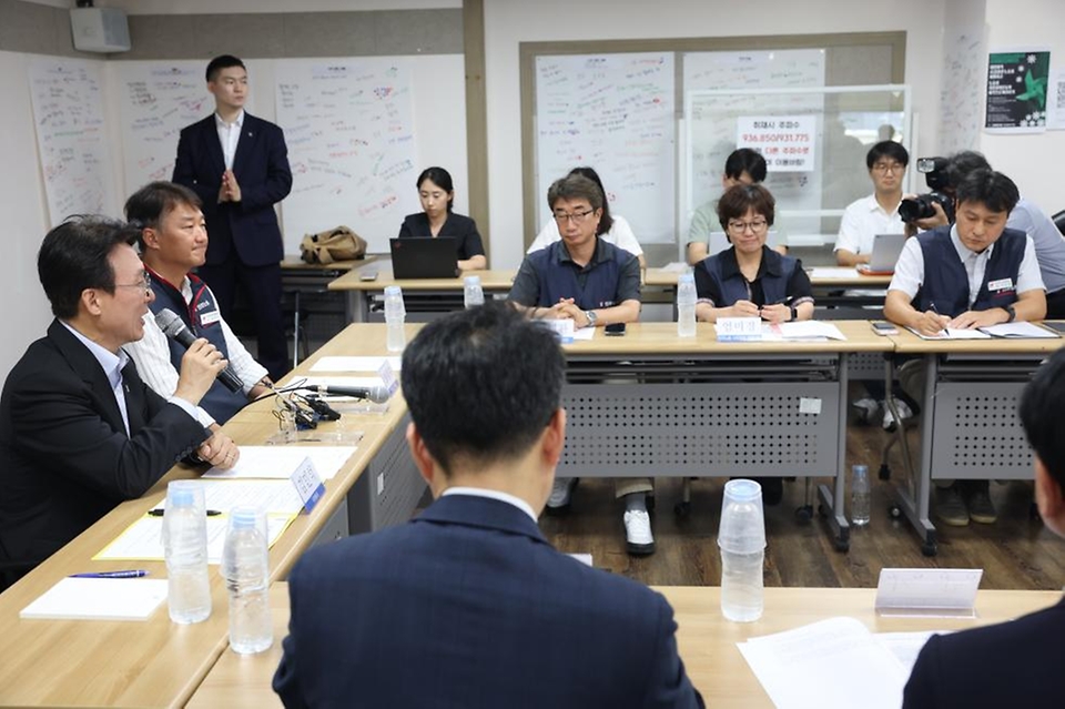 김민석 국무총리가 22일 중구 민주노총에서 열린 간담회에서 인사말을 하고 있다.