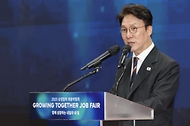 김민석 국무총리가 21일 강서구 코엑스 마곡에서 열린 2025 민관합동 상생협력 채용박람회 개막식에서 축사 및 기념촬영을 하고 있다.