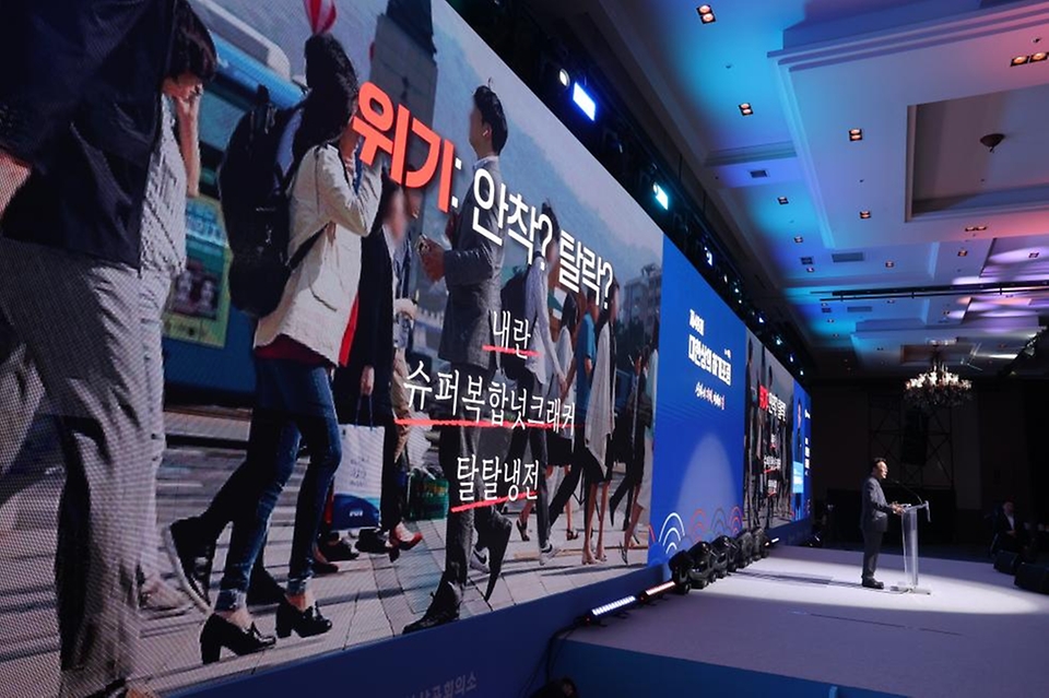 김민석 국무총리가 16일 경북 경주시 라한셀렉트 호텔에서 열린 제48회 대한상공회의소 하계포럼에 참석, 기조연설을 하고 있다.