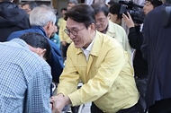 김민석 국무총리가 19일 경남 산청군 시천면 한국선비문화연구원에 마련된 산불 이재민 주거시설을 찾아 이재민과 간담회를 하고 있다.