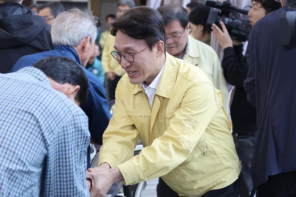 김민석 국무총리가 19일 경남 산청군 시천면 한국선비문화연구원에 마련된 산불 이재민 주거시설을 찾아 이재민과 간담회를 하고 있다.