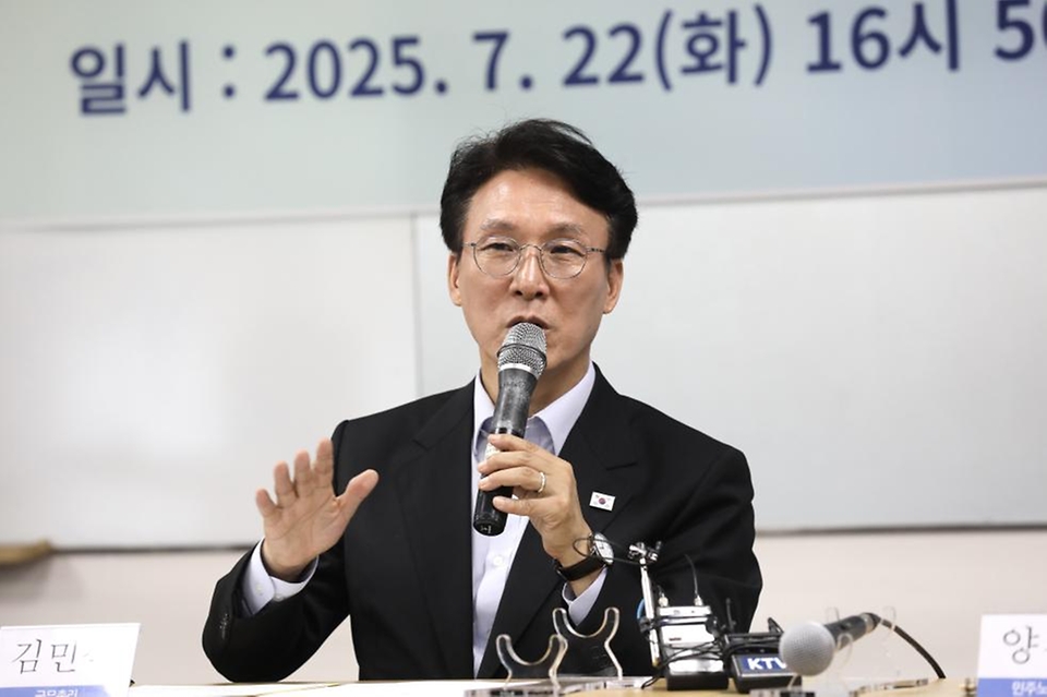 김민석 국무총리가 22일 중구 민주노총에서 열린 간담회에서 인사말을 하고 있다.