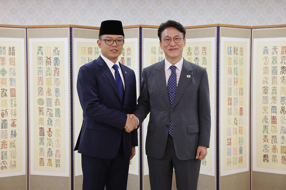 김민석 국무총리가 21일 세종대로 정부서울청사에서 수기오노 인도네시아 외교장관을 접견, 인사 및 환담을 나누고 있다.