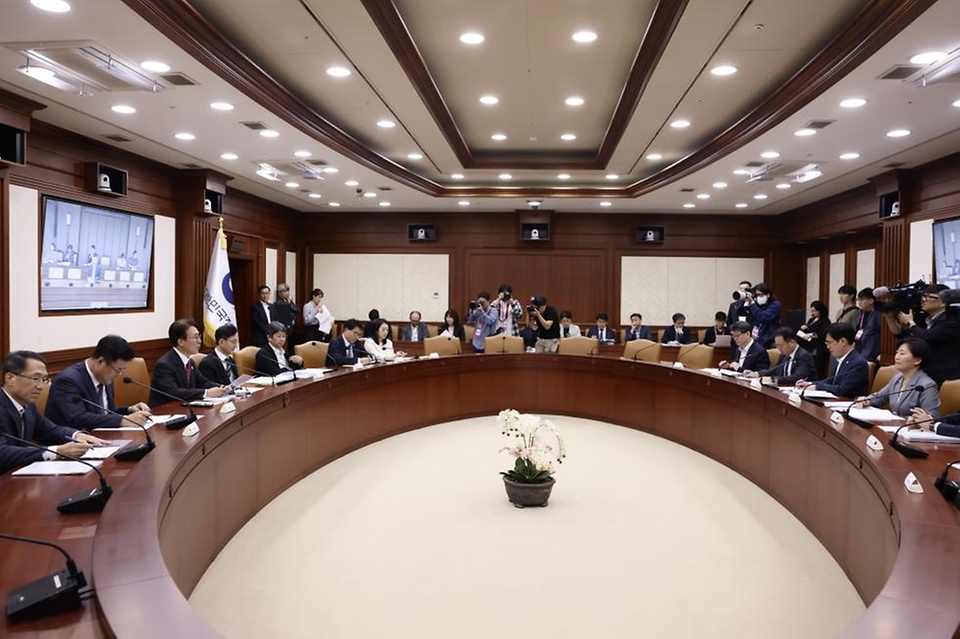 김민석 국무총리가 24일 세종대로 정부서울청사에서 열린 국정현안관계장관회의를 주재, 모두발언을 하고 있다.