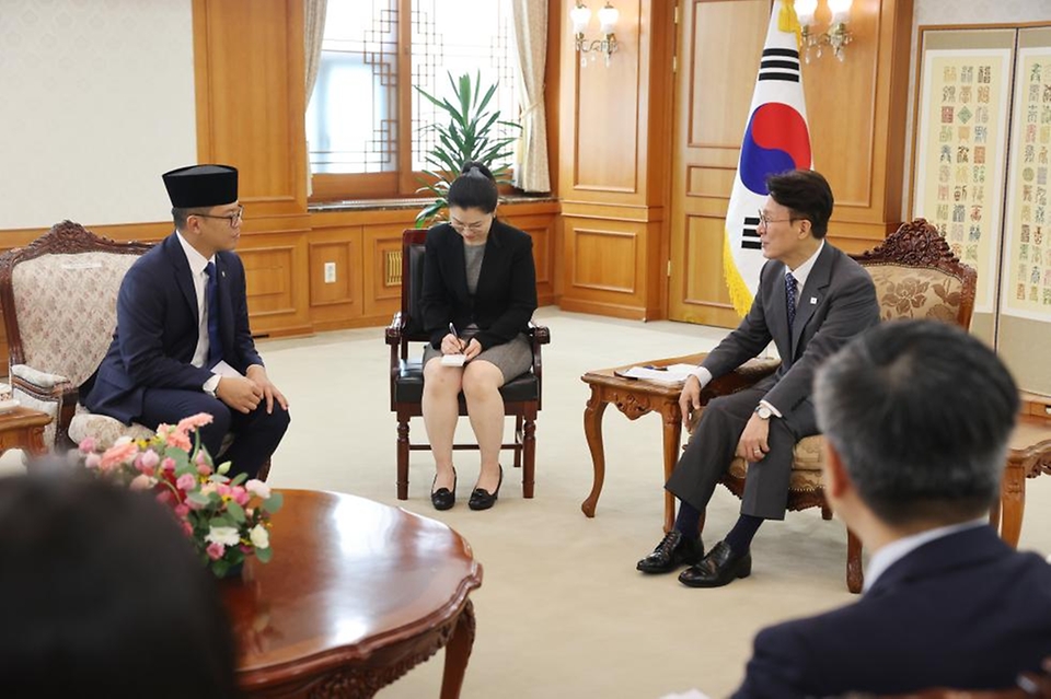 김민석 국무총리가 21일 세종대로 정부서울청사에서 수기오노 인도네시아 외교장관을 접견, 인사 및 환담을 나누고 있다.