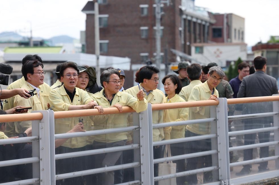 김민석 국무총리가 20일 광주 북구 신안교 일대를 찾아 침수 피해 현장을 점검하고 있다.