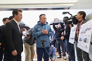 김민석 국무총리가 23일 경상북도 경주시 엑스포공원에 마련된 APEC 정상회의 경제 전시장을 방문, 시설을 둘러보고 있다.