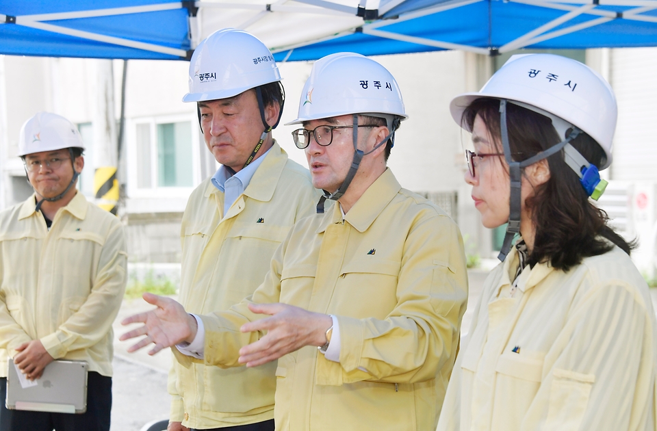 임기근 기획재정부 차관이 6월 25일 오후 경기 광주시 소재 모개미천 1공구를 방문, 관계자로부터 피해복구사업 설명을 듣고 있다.