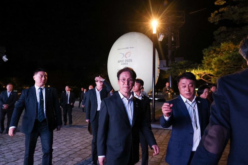 김민석 국무총리가 23일 경상북도 경주시 보문단지 호반 광장에 설치된 신라의 탄생 신화인 '알에서 태어난 혁거세'를 모티브로 제작한 높이 15m의 대형 알 모양의 APEC 상징조형물에 미디어아트가 진행되는 것을 살펴보고 있다.