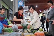 송미령 농림축산식품부 장관은 2025년 10월 1일 오후 경북 안동시의 중앙신시장을 찾아 농축산물 수급과 가격 동향을 살펴보며,  '전통시장 농축산물 할인지원 사업' 현장을 점검하였습니다.