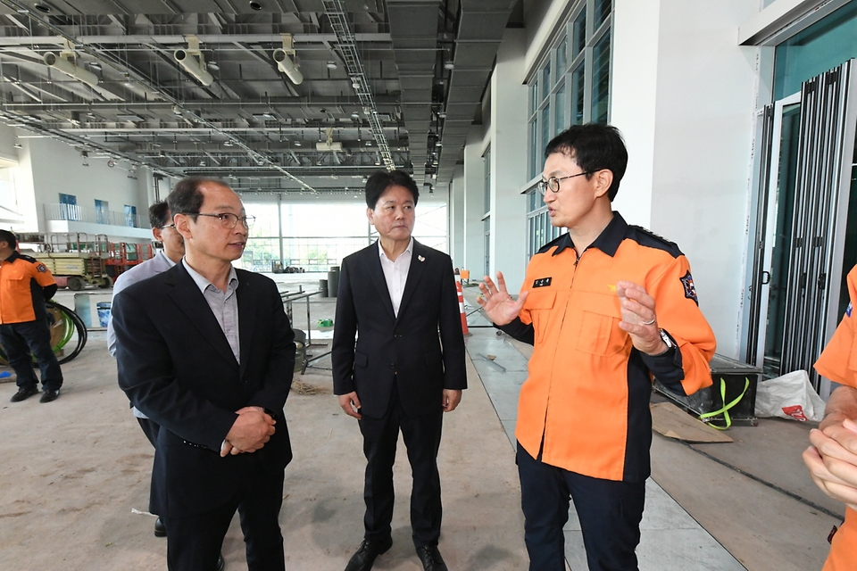김승룡 소방청장 직무대행은 26일 오전 경북 경주 보문관광단지를 방문해 오는 11월 개최 예정인 2025 아시아태평양경제협력체(APEC) 정상회의의 성공적 개최를 지원하고, 주요 행사장 및 숙박시설에 대한 소방안전 현장점검을 실시했다.