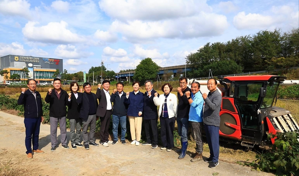 송미령 농림축산식품부 장관은 2025.10.23. 오전, 청주시 오창읍의 청원생명농협쌀조합공동사업법인을 방문해 벼 수확 현장을 살펴보고, 쌀 가공시설 등을 점검하였습니다.
