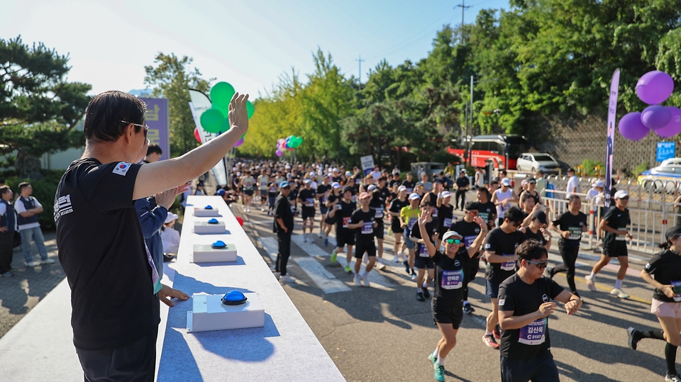 권오을 국가보훈부 장관이 27일 오전 경기도 하남시 미사경정공원에서 열린 제복근무자 감사마라톤 2025 제2회 리스팩트 런행사에 참석하여 참가자들을 격려하고 있다.