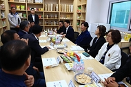 송미령 농림축산식품부 장관은 2025.10.23. 오전, 청주시 오창읍의 청원생명농협쌀조합공동사업법인을 방문해 벼 수확 현장을 살펴보고, 쌀 가공시설 등을 점검하였습니다.