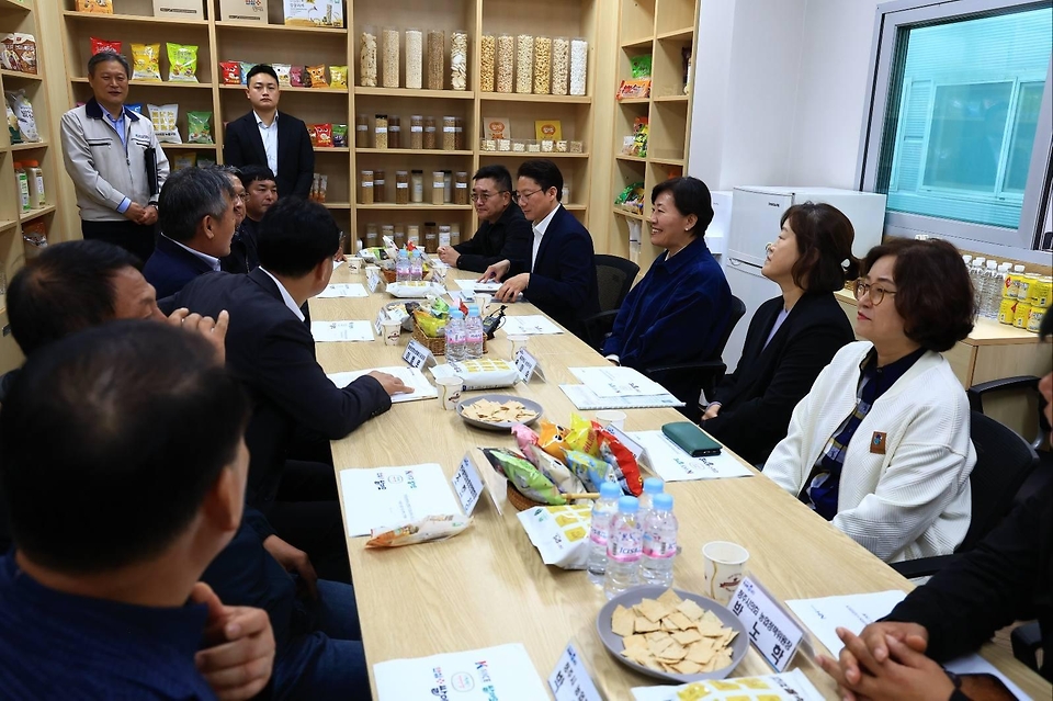 송미령 농림축산식품부 장관은 2025.10.23. 오전, 청주시 오창읍의 청원생명농협쌀조합공동사업법인을 방문해 벼 수확 현장을 살펴보고, 쌀 가공시설 등을 점검하였습니다.