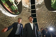 김민석 국무총리가 23일 경상북도 경주시 보문단지 호반 광장에 설치된 신라의 탄생 신화인 '알에서 태어난 혁거세'를 모티브로 제작한 높이 15m의 대형 알 모양의 APEC 상징조형물에 미디어아트가 진행되는 것을 살펴보고 있다.