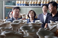 이승돈 농촌진흥청장이 9월 22일 전북특별자치도 김제시 죽산면 논콩 생산단지와 충북 음성군 생극면에 있는 버섯재배 농업회사법인을 차례로 방문해 작황을 점검하고, 현장 농업인과 소통했다. 