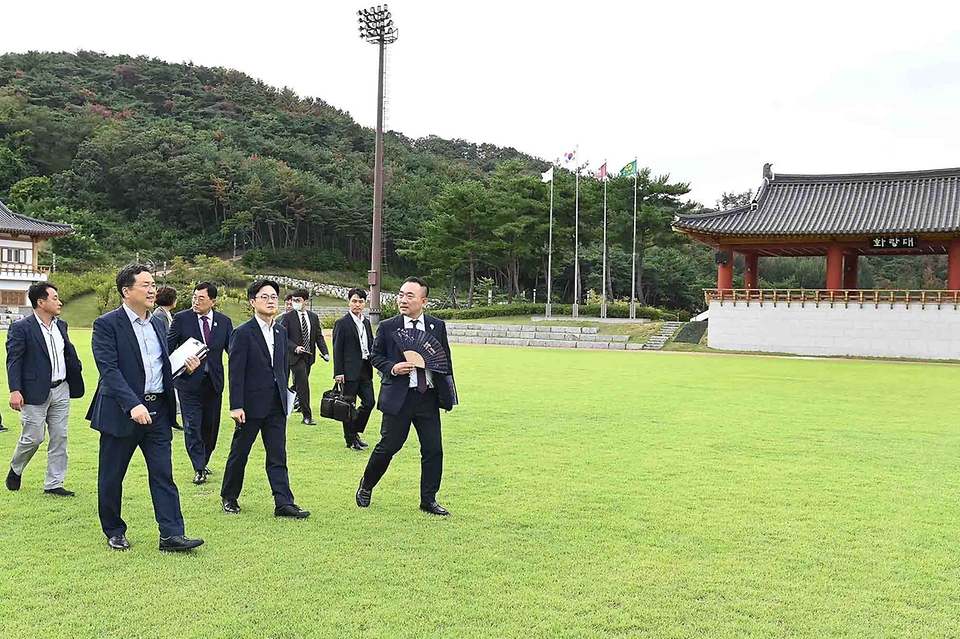 김정관 산업통상자원부 장관은 2025. 9. 18.(목) 15:40 '2025년 APEC 정상회의 계기 개최되는 경제인 행사 준비상황 종합 점검'을 위해 경상북도 경주시에 위치한 예술의 전당, 화랑마을, 화백컨벤션센터, 강동리조트 등 주요 경제인 행사장소를 방문하여, 행사장의 조성 및 운용 계획, 동선, 시설, 지원사항 등을 점검하였다.