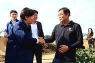 송미령 농림축산식품부 장관은 2025.10.23. 오전, 청주시 오창읍의 청원생명농협쌀조합공동사업법인을 방문해 벼 수확 현장을 살펴보고, 쌀 가공시설 등을 점검하였습니다.