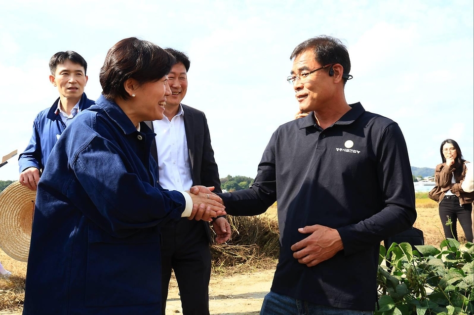 송미령 농림축산식품부 장관은 2025.10.23. 오전, 청주시 오창읍의 청원생명농협쌀조합공동사업법인을 방문해 벼 수확 현장을 살펴보고, 쌀 가공시설 등을 점검하였습니다.