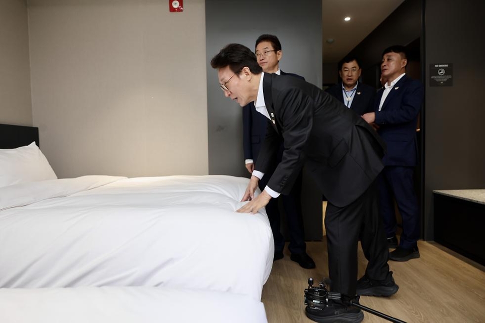 김민석 국무총리가 24일 경상북도 경주시에 마련된 아시아·태평양경제협력체(APEC) 정상회의 미디어 숙소를 찾아 시설을 점검하고 있다.