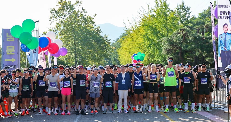 권오을 국가보훈부 장관이 27일 오전 경기도 하남시 미사경정공원에서 열린 제복근무자 감사마라톤 2025 제2회 리스팩트 런행사에 참석하여 출발선에서 참가자들과 파이팅을 외치고 있다.