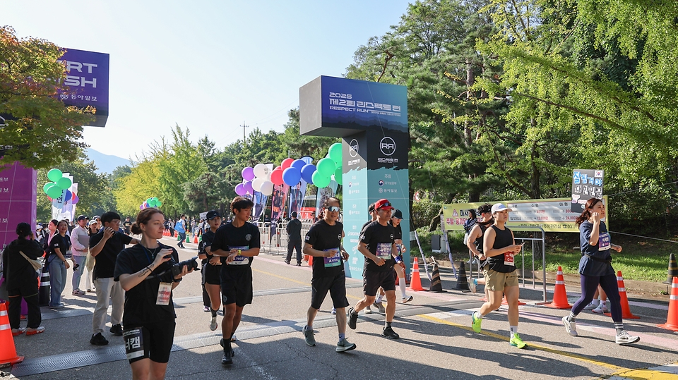 권오을 국가보훈부 장괌이 27일 오전 경기도 하남시 미사경정공원에서 열린 제복근무자 감사마라톤 2025 제2회 리스팩트 런행사에 참석한 참가자들과 함께 출발을 하고 있다.