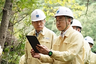 김인호 산림청장과 주낙영 경주시장이 2025년 10월 10일 아시아태평양경제협력체(APEC) 정상회의를 대비해 경주시 보문동 소나무재선충병 피해지 현장을 찾아 방제상황을 점검하고 있다.