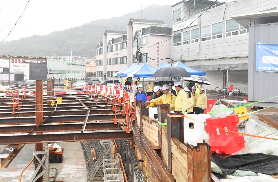임기근 기획재정부 차관이 6월 25일 오후 경기 광주시 소재 모개미천 1공구를 방문, 현장을 시찰하며 안전점검을 하고 있다.