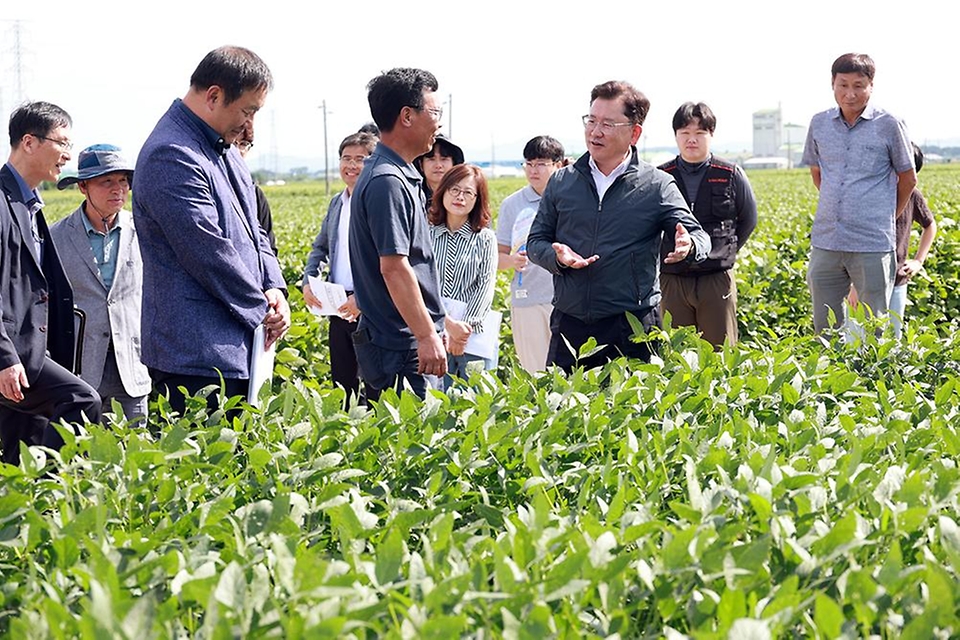 이승돈 농촌진흥청장이 9월 22일 전북특별자치도 김제시 죽산면 논콩 생산단지와 충북 음성군 생극면에 있는 버섯재배 농업회사법인을 차례로 방문해 작황을 점검하고, 현장 농업인과 소통했다. 