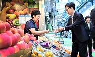 박윤주 외교부 제1차관은 9.29.(월) 오전 추석 명절을 맞아 마포구 소재 전통시장인 망원동 월드컵시장을 방문해 시장 상인들과 덕담을 나누고 명절음식 준비를 위해 장을 보러 나온 시민들과도 인사를 나눴다.