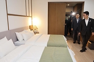 김민석 국무총리가 24일 경상북도 경주시에 마련된 아시아·태평양경제협력체(APEC) 정상회의 미디어 숙소를 찾아 시설을 점검하고 있다.