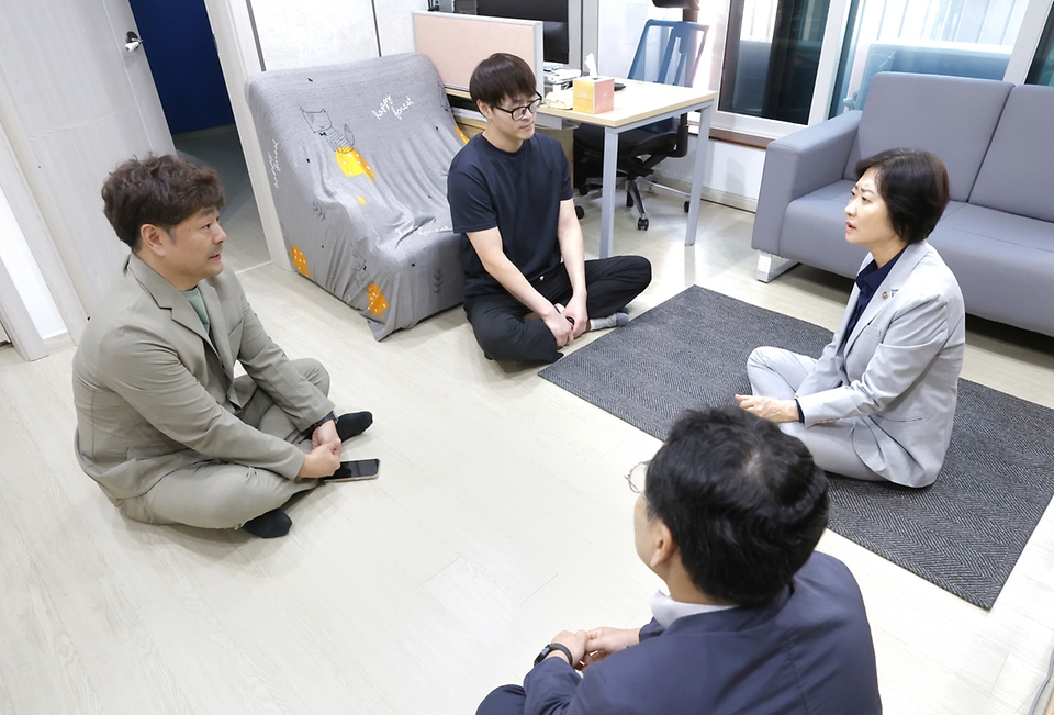 이스란 보건복지부 제1차관은 9월 24일(수) 오후 3시 경기도 소재 피해장애아동쉼터를 방문하여 종사자 등 관계자들을 격려하고 애로사항에 대한 의견을 청취하였다.