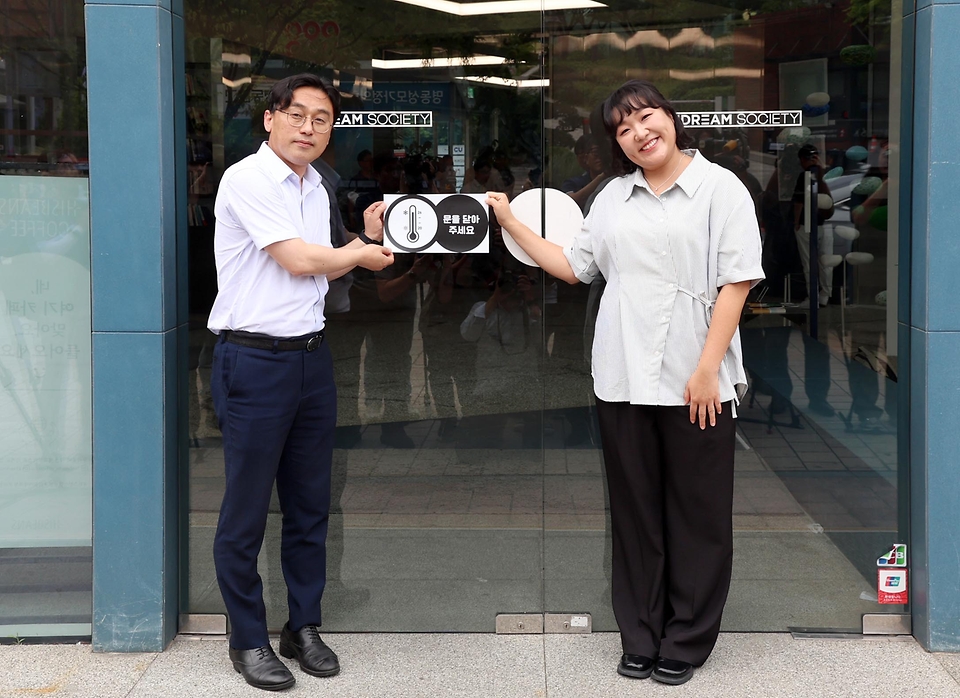 이원주 산업통상자원부 대변인은 2025. 7. 2(수) 15:30 서울 중구 명동 온드림 소사이어티에서 열린 '여름철 에너지절약 캠페인 출범식'에 참석하여, 온도주의 캠페인에 자발적으로 참여 중인 매장을 방문하여 여름철 에너지 절약 스티커 출입문 부착 세리머니를 진행했다.