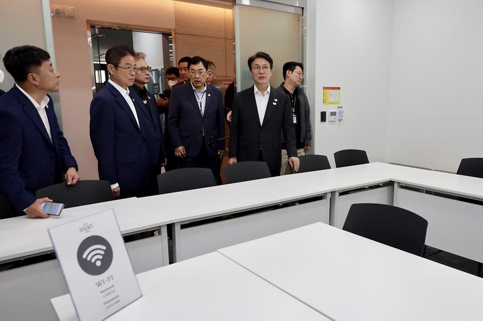 김민석 국무총리가 24일 경상북도 경주시에 마련된 아시아·태평양경제협력체(APEC) 정상회의 미디어 숙소를 찾아 시설을 점검하고 있다.