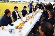 송미령 농림축산식품부 장관은 2025.10.23. 오전, 청주시 오창읍의 청원생명농협쌀조합공동사업법인을 방문해 벼 수확 현장을 살펴보고, 쌀 가공시설 등을 점검하였습니다.