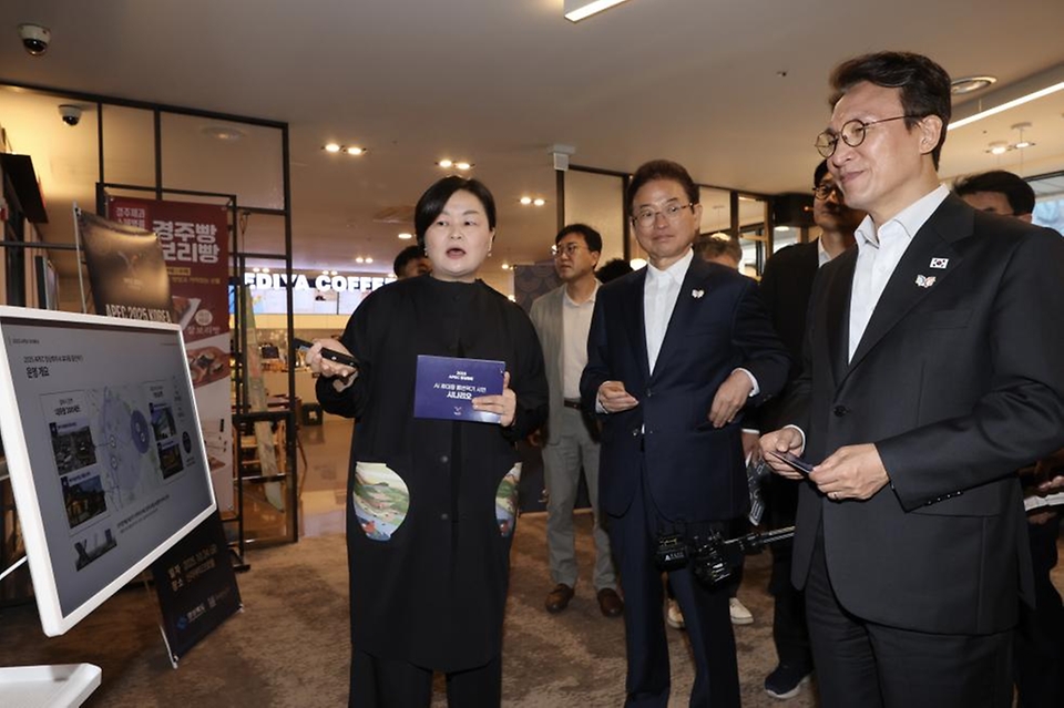 김민석 국무총리가 24일 경상북도 경주시에 마련된 아시아·태평양경제협력체(APEC) 정상회의 미디어 숙소를 찾아 시설을 점검하고 있다.