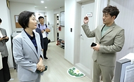 이스란 보건복지부 제1차관은 9월 24일(수) 오후 3시 경기도 소재 피해장애아동쉼터를 방문하여 종사자 등 관계자들을 격려하고 애로사항에 대한 의견을 청취하였다.