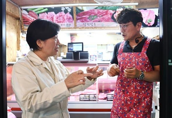 송미령 농림축산식품부 장관은 2025년 10월 1일 오후 경북 안동시의 중앙신시장을 찾아 농축산물 수급과 가격 동향을 살펴보며,  '전통시장 농축산물 할인지원 사업' 현장을 점검하였습니다.