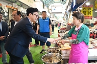 박윤주 외교부 제1차관은 9.29.(월) 오전 추석 명절을 맞아 마포구 소재 전통시장인 망원동 월드컵시장을 방문해 시장 상인들과 덕담을 나누고 명절음식 준비를 위해 장을 보러 나온 시민들과도 인사를 나눴다.