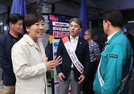 송미령 농림축산식품부 장관은 2025년 10월 1일 오후 경북 안동시의 중앙신시장을 찾아 농축산물 수급과 가격 동향을 살펴보며,  '전통시장 농축산물 할인지원 사업' 현장을 점검하였습니다.
