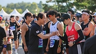 권오을 국가보훈부 장관이 27일 오전 경기도 하남시 미사경정공원에서 열린 제복근무자 감사마라톤 2025 제2회 리스팩트 런행사에 참석하여 참가자들을 격려하고 있다.